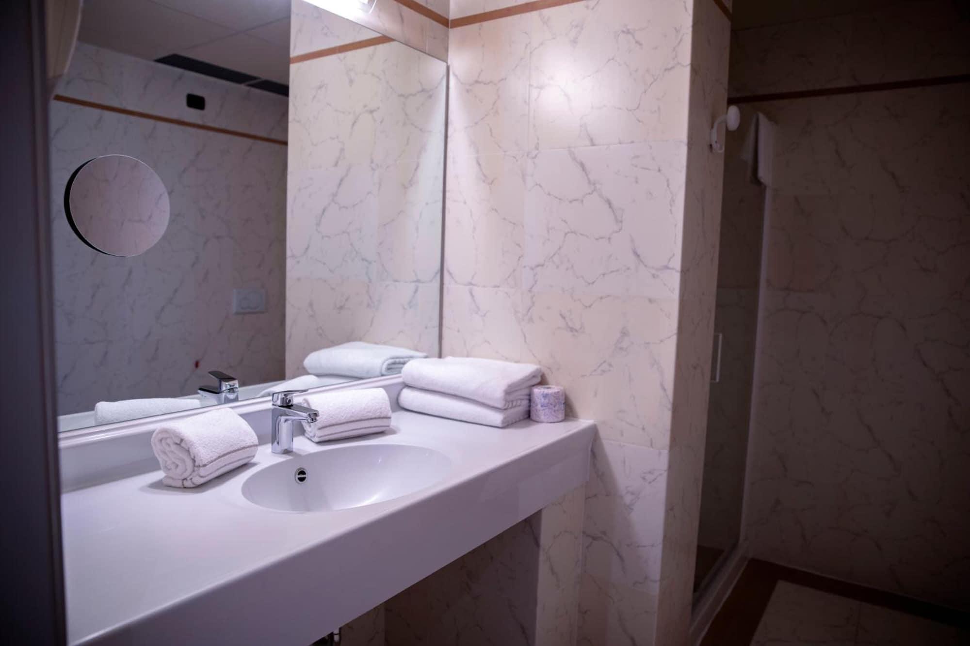 Castahotel Castagnito ภายนอก รูปภาพ